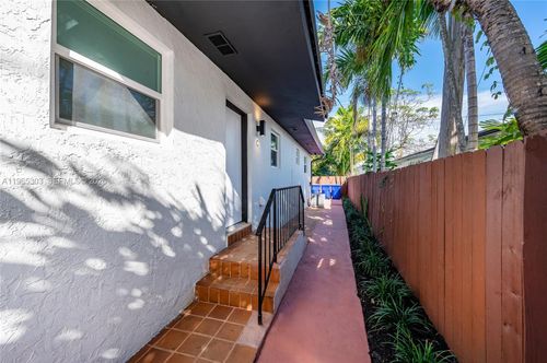 c-3321 Nw 19th Ter, Miami, FL, 33125-1027 | Card Image