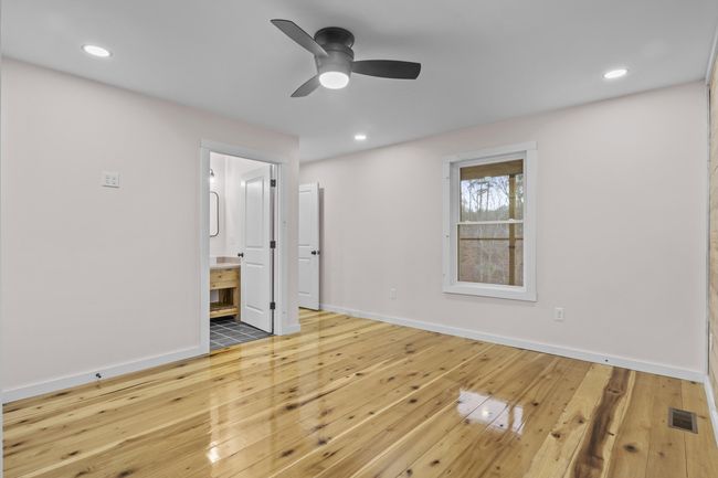 Upstairs Bedroom | Image 18