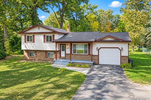 1041 Davenport Dr, Burton, MI, 48529-1904 | Card Image