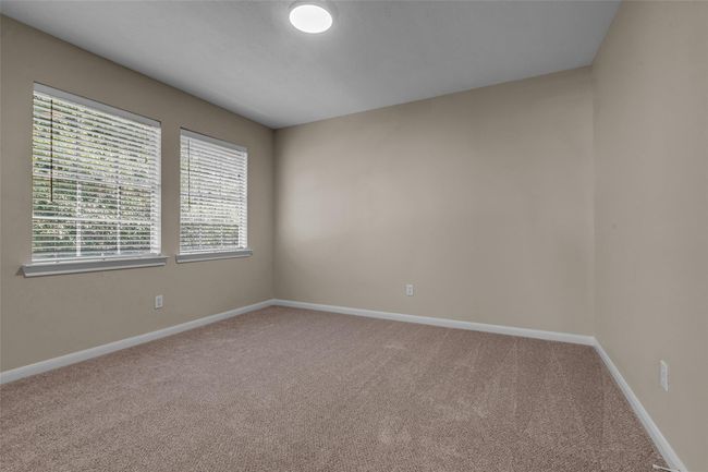 Upstairs bedroom with large walk-in closet. | Image 32