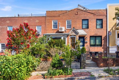 2005 26th St, Astoria, NY, 11105-2915 | Card Image