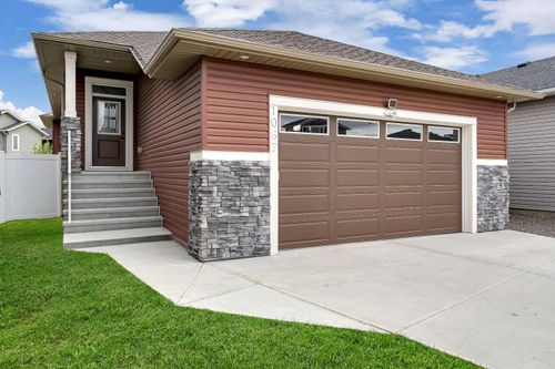 1067 Stevens Place, Home with 3 bedrooms, 3 bathrooms and 4 parking in Crossfield AB | Card Image