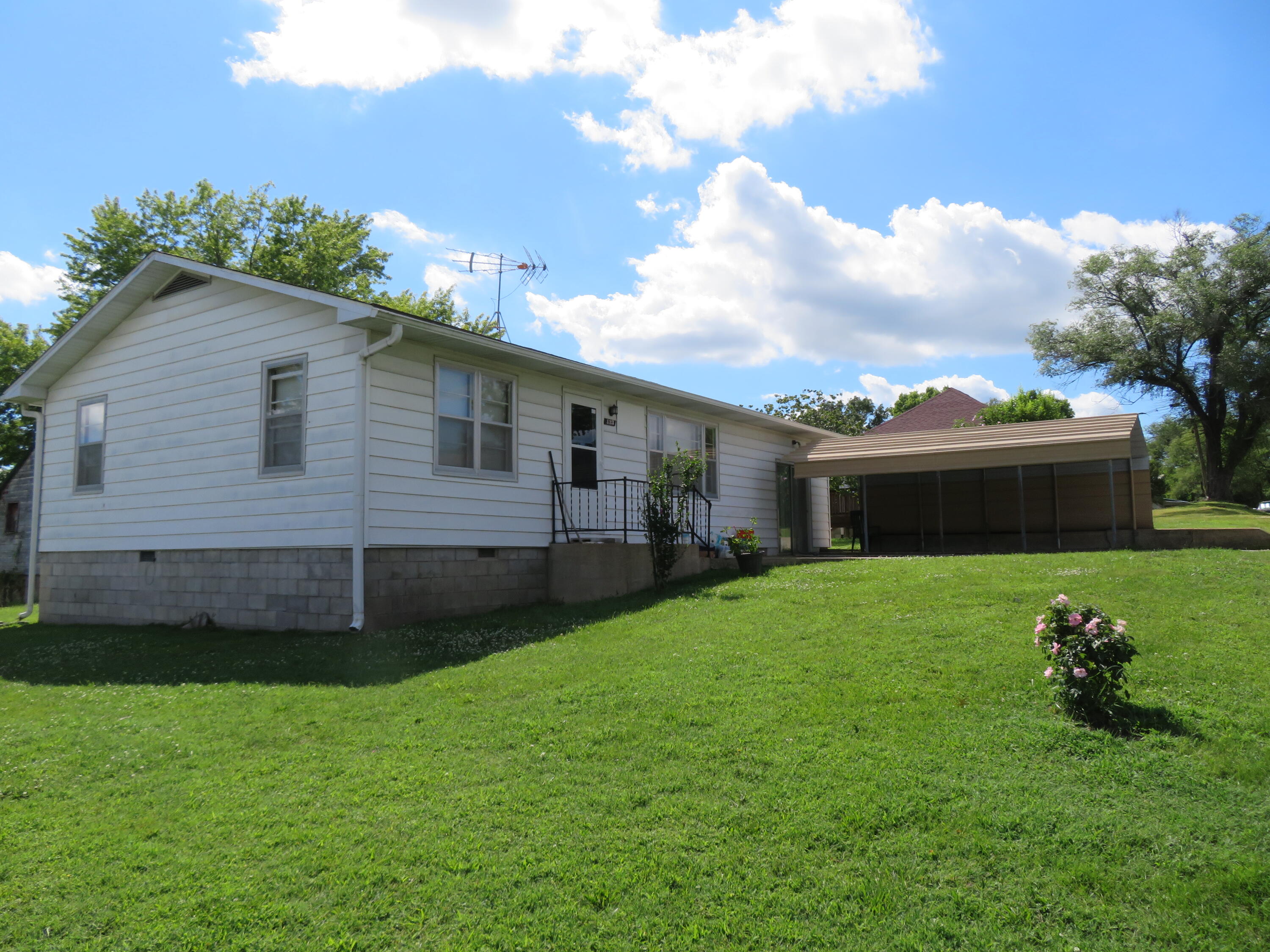 Kosciusko St, Warsaw, MO 65355