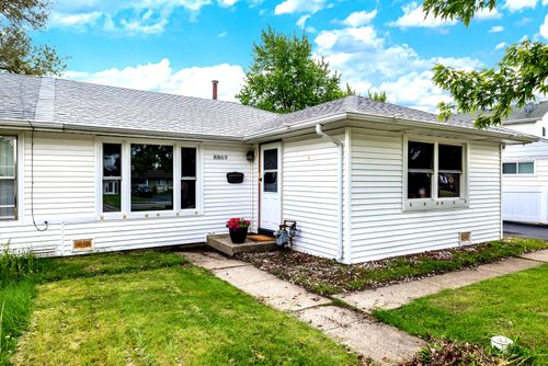 8869 Kostner Ave, Hometown, IL, 60456-1060 | Card Image