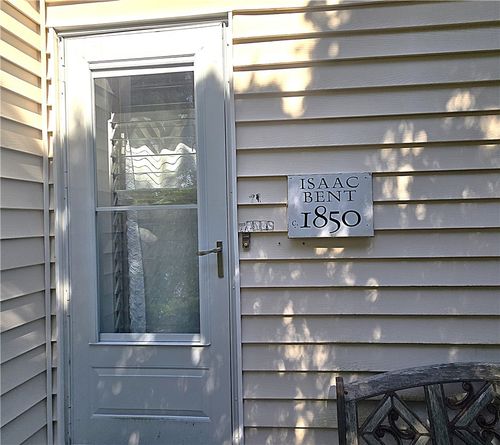 11 Maple Ave, Westerly, RI, 02891-2127 | Card Image