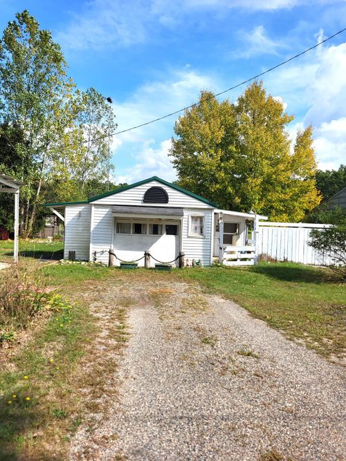 9640 S Thornapple Ave, Newaygo, MI, 49337-8650 | Card Image
