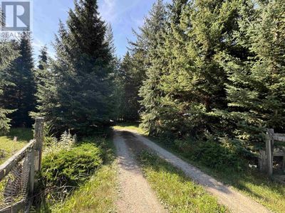 8613 Highway 16 E, House other with 5 bedrooms, 3 bathrooms and null parking in Dunster BC | Image 2