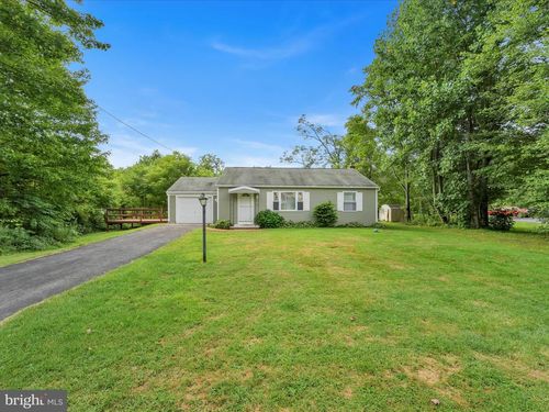 1042 Woodland Dr, POTTSVILLE, PA, 17901-8861 | Card Image