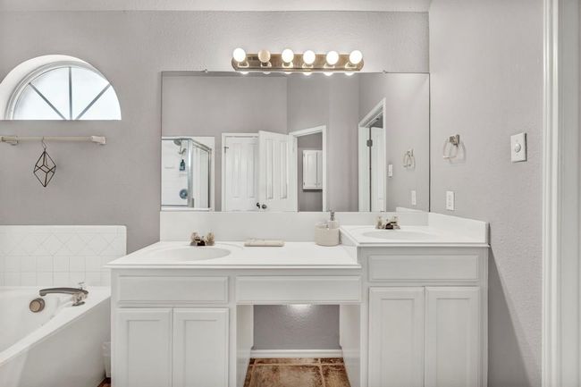 Primary Bathroom | Image 15