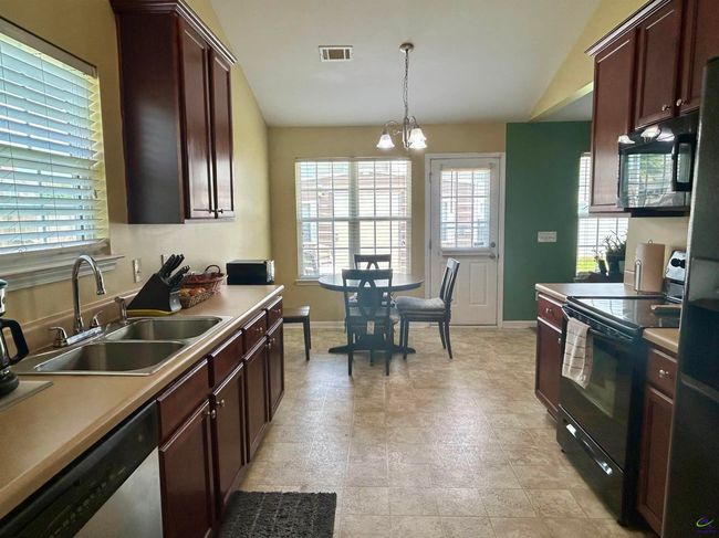 208 Burr Dr, House other with 3 bedrooms, 2 bathrooms and null parking in Byron GA | Image 31