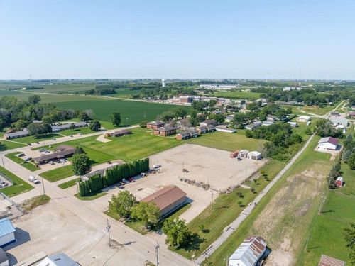 1301 Hildreth St, Charles City, IA, 50616-3661 | Card Image