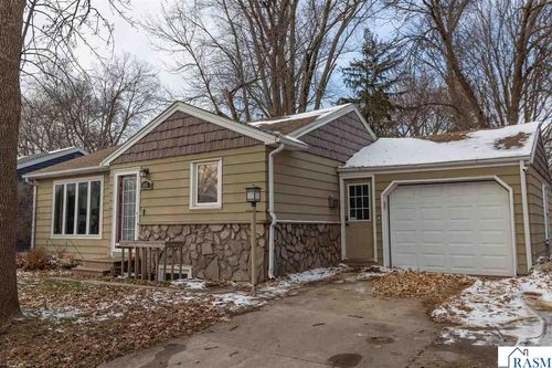 605 E Hawthorne St, Albert Lea, MN, 56007-2239 | Card Image