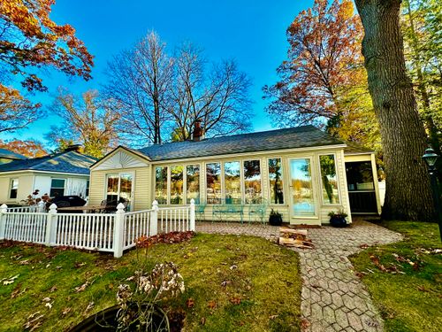 456 E Gull Lake Dr, Augusta, MI, 49012-9268 | Card Image