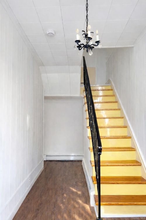 32 N Clover St, Poughkeepsie, NY, 12601-2205 | Card Image