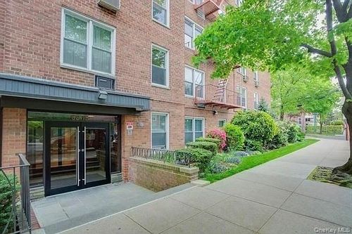 4f-68-15 Selfridge St, Forest Hills, NY, 11375-5712 | Card Image