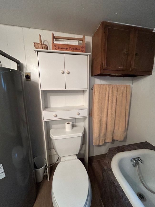 Left side of bathroom | Image 28