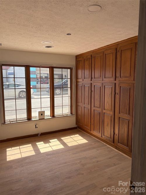 131 4th Ave E, Hendersonville, NC, 28792-4318 | Card Image