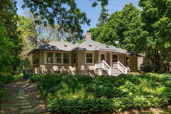 Park like yard with plenty of green space | Image 25