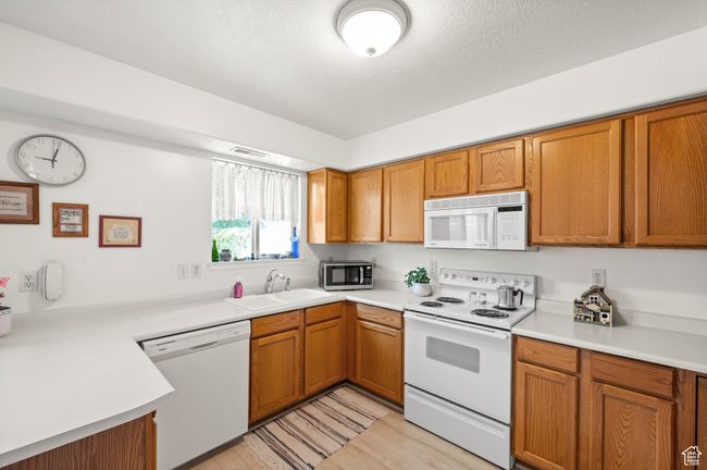 916 E Grape Ivy Way, Condo with 3 bedrooms, 3 bathrooms and 2 parking in Millcreek UT | Image 8