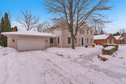 8121 Saint James Dr, Grosse Ile, MI, 48138-1716 | Card Image