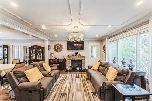 82 Poplar St, Garden City, NY, 11530-6517 | Card Image