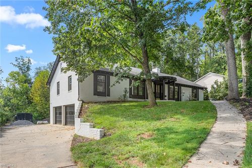 1200 Quail Hollow Rd, Kernersville, NC, 27284-8271 | Card Image