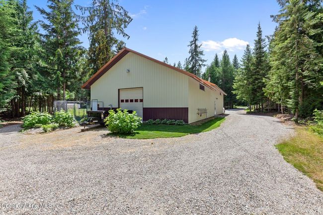 Back of building with driveway | Image 30