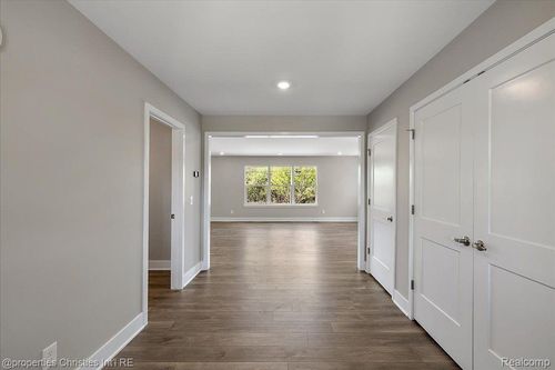 565 W Lake St, South Lyon, MI, 48178-1309 | Card Image