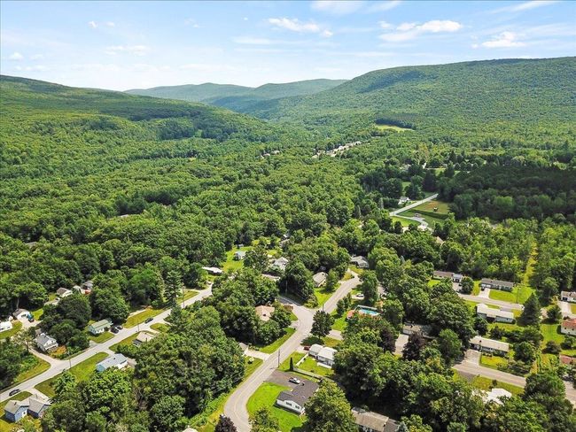 8 Center St, House other with 4 bedrooms, 3 bathrooms and null parking in Bennington VT | Image 38