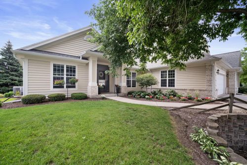 2333050 Oakmont Ct W, Pewaukee, WI, 53072-4036 | Card Image