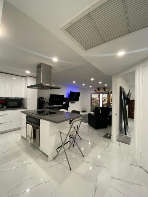 apt-427-8290 Lake Dr, Doral, FL, 33166-4675 | Card Image