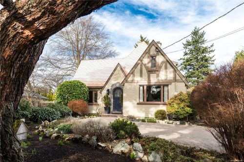 1274 Tattersall Dr, Saanich, BC, V8P1Z4 | Card Image