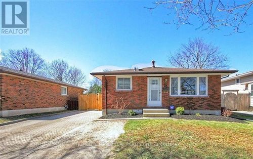 23 Barrett Cres, London, ON, N6E1T4 | Card Image