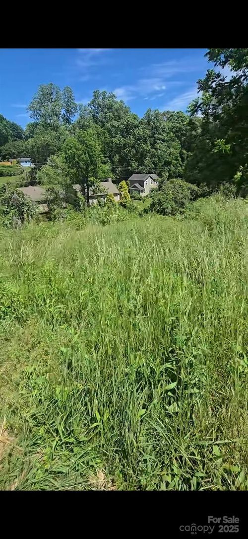 18 Village East Ct, Asheville, NC, 28805-9719 | Card Image