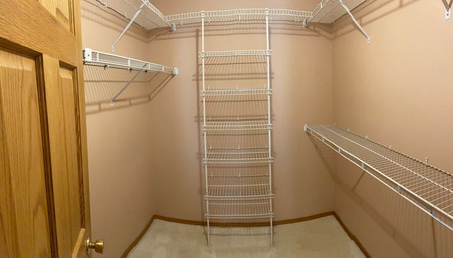 Large Walk-in Closet | Image 14