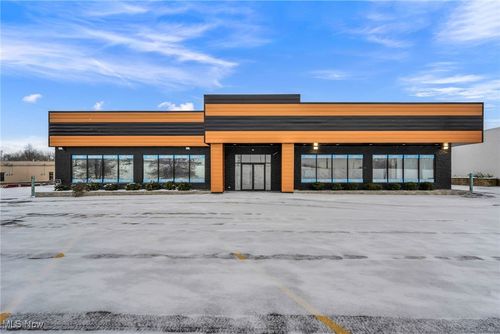 8425 Station St, Mentor, OH, 44060-4924 | Card Image