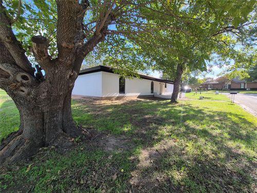 2029 Roberts Dr, Granbury, TX, 76048-5671 | Card Image