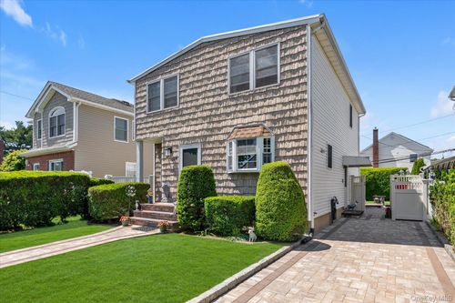 206 Arlington St, Mineola, NY, 11501-2001 | Card Image