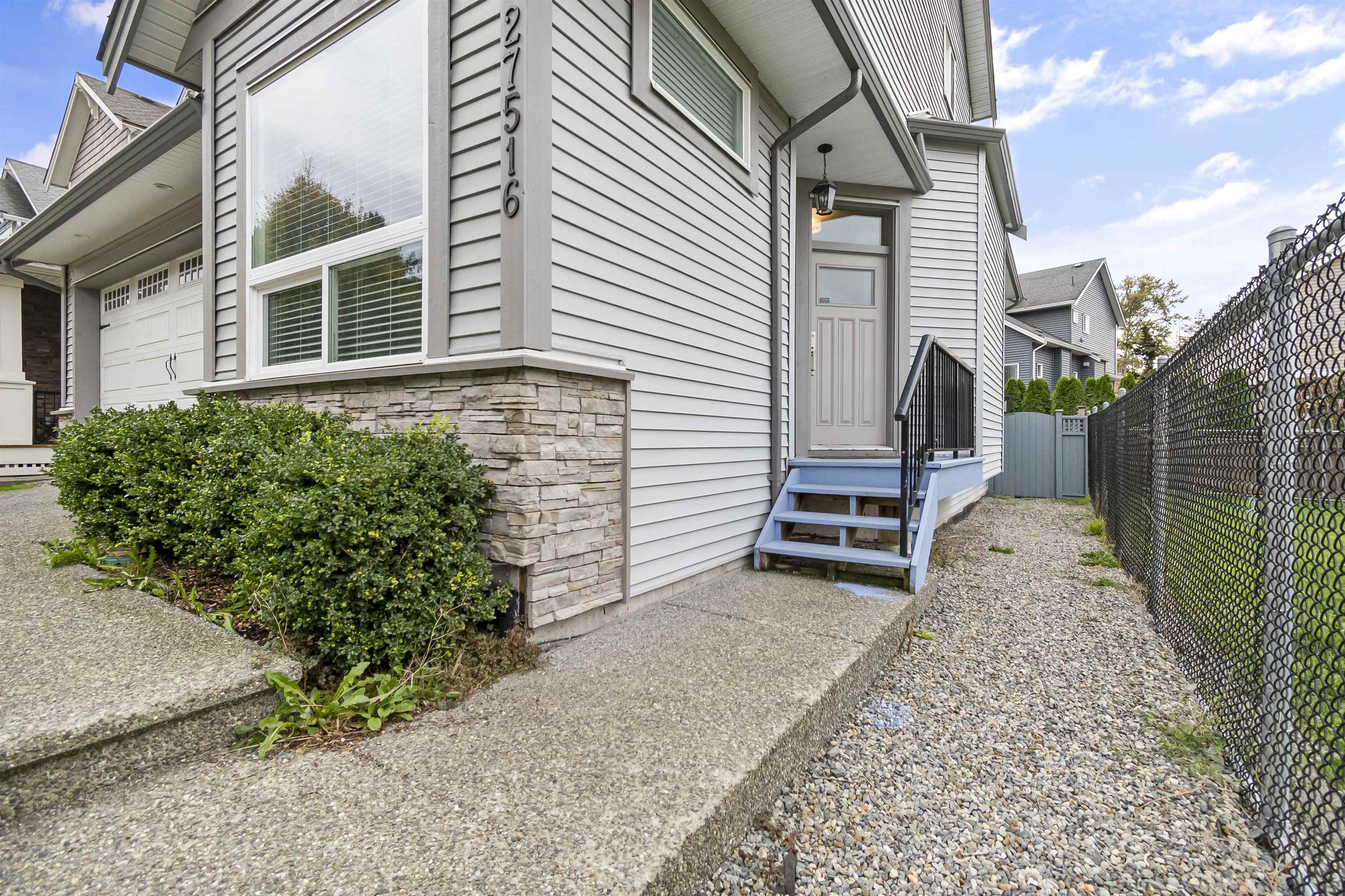 27516 28 Avenue, House other with 3 bedrooms, 2 bathrooms and 4 parking in Langley BC | Image 3