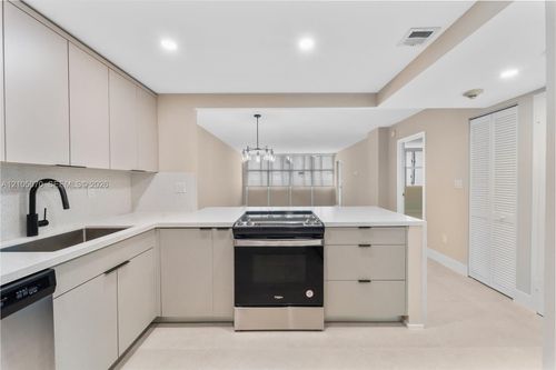 1202e-1420 Brickell Bay Dr, Miami, FL, 33131-3670 | Card Image