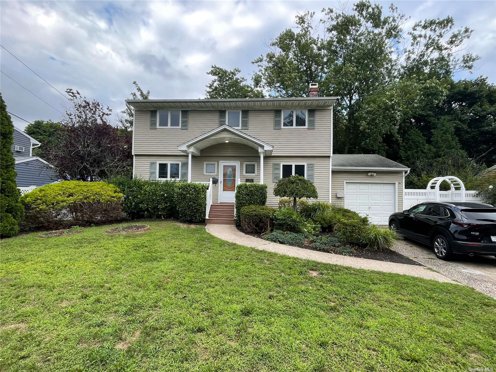 Vernon Ln, Centereach, NY 11720
