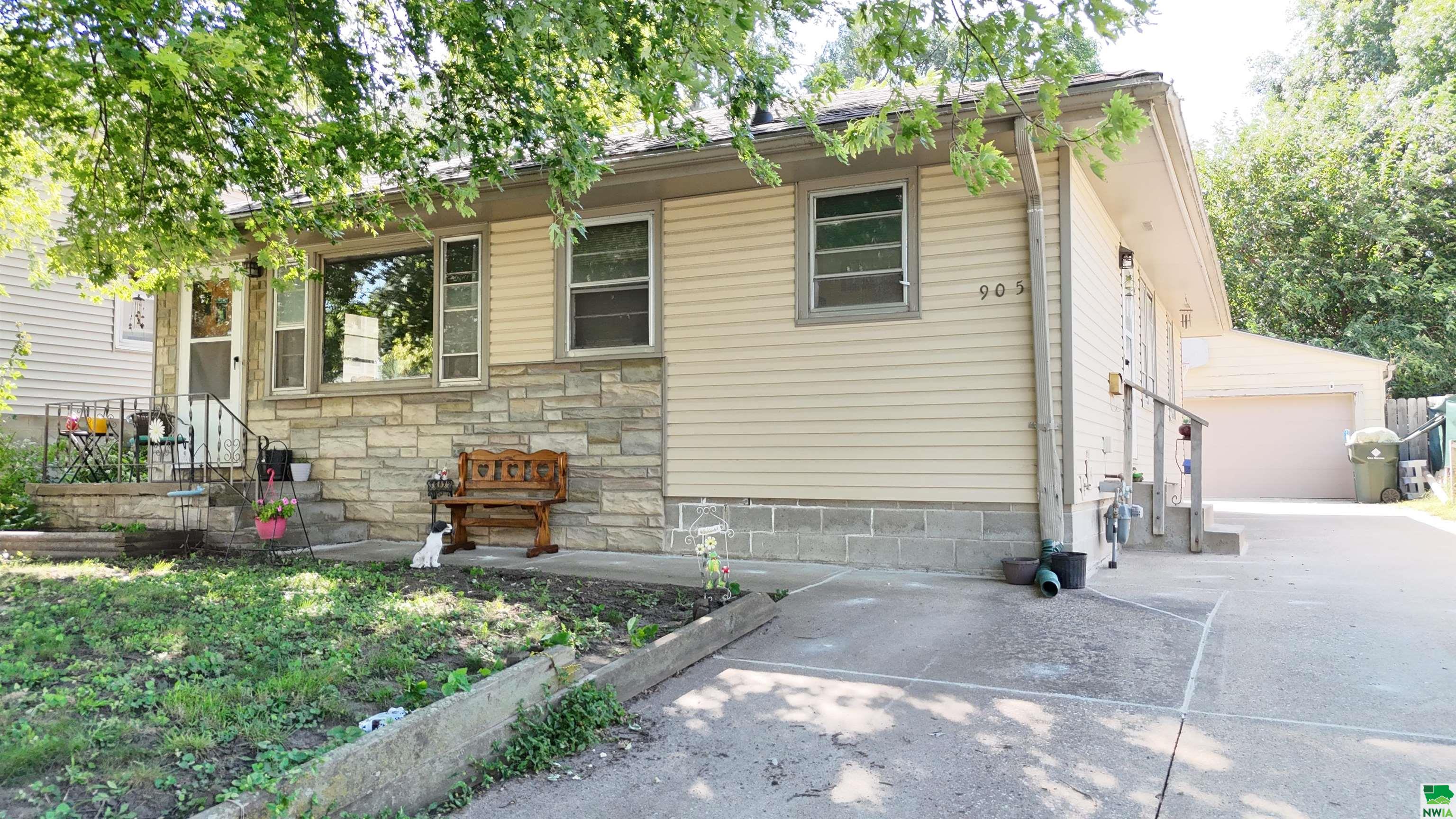 Martha St, Sioux City, IA 51106