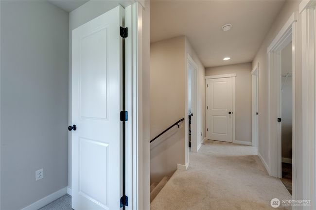 Open and bright hallway | Image 26