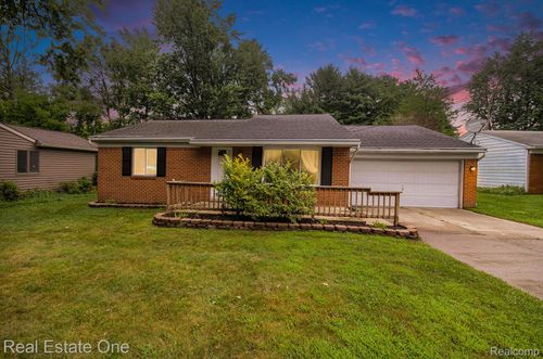 12161 Della Dr, Brighton, MI, 48114-9216 | Card Image