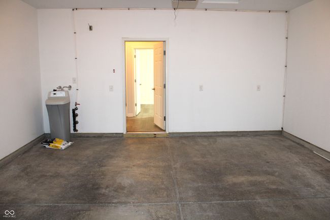 Garage Interior | Image 18