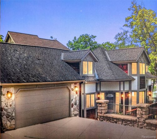 1739 Ridge Rd, White Lake, MI, 48383-1787 | Card Image