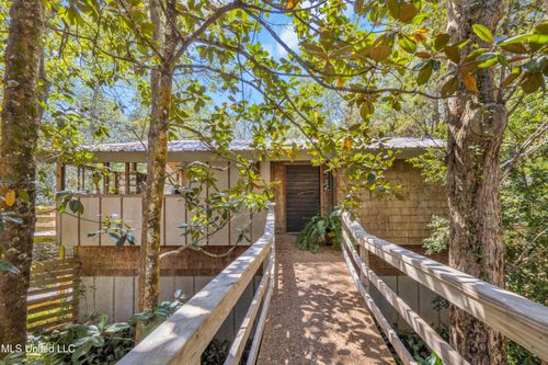 1101 Le Voyageur Dr, Ocean Springs, MS, 39564-2822 | Card Image