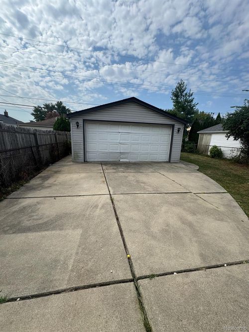 13395 Pullman St, Southgate, MI, 48195-1120 | Card Image