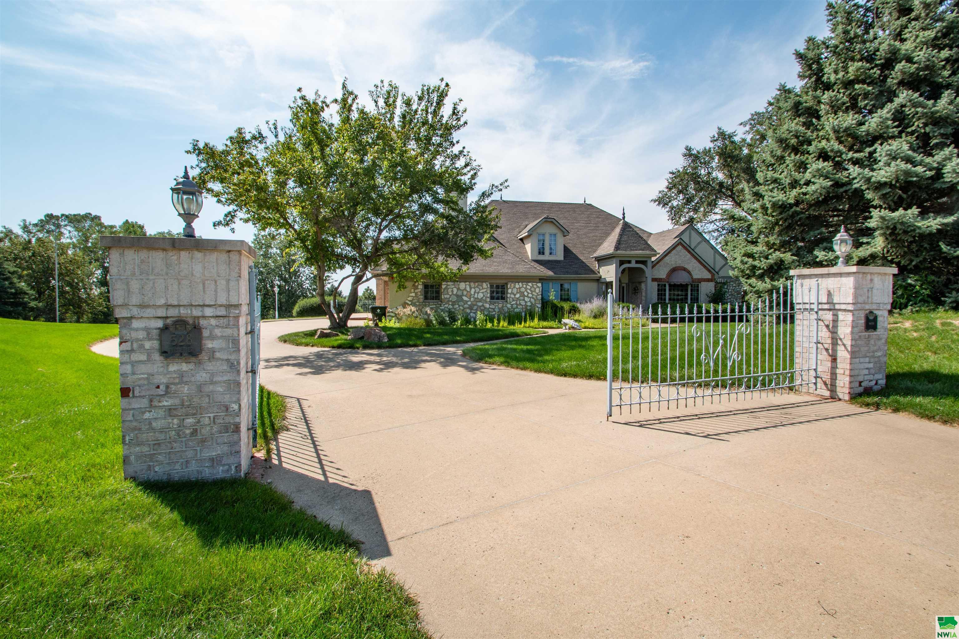 Pelletier Dr, Sioux City, IA 51104
