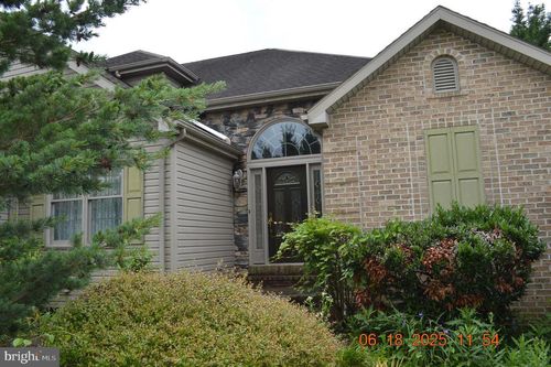 131 Sunset Dr, Mount Holly Springs, PA, 17065-1818 | Card Image